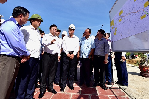 Phó Thủ tướng kiểm tra hiện trường xây dựng đoạn cao tốc Cao Bồ-Mai Sơn